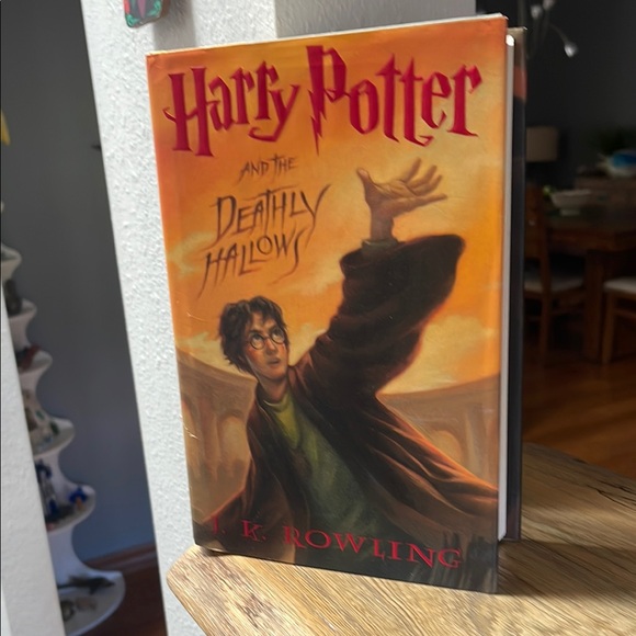 Harry Potter and the Deathly Hallows Hard Cover Book - Picture 2 of 9